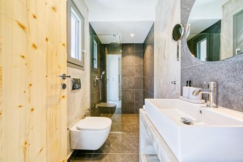 Ванная комната в Kumquart Estate-Lemon- 4 bed apartment