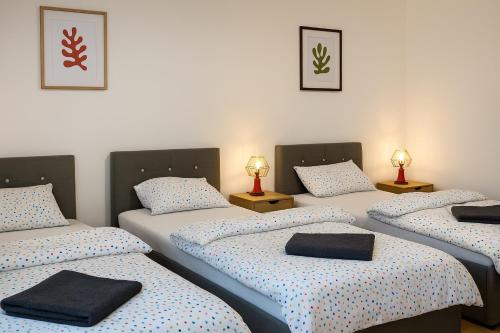 Ένα ή περισσότερα κρεβάτια σε δωμάτιο στο Apartmán Strážske s balkónom