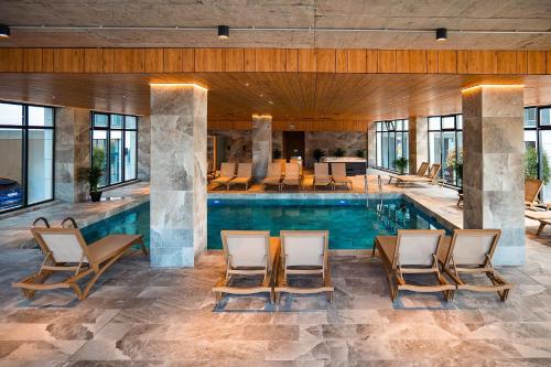 Πισίνα στο ή κοντά στο Yaya apartments pool and spa by Alezzi Odyssey