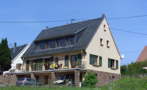 una gran casa blanca con techo negro en Gîte Labaroche Temps Libre, en Labaroche