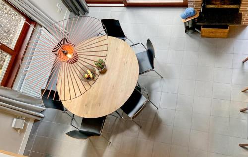 an overhead view of a table with chairs and an umbrella at Sonnevijver Vijverdorp-Waterl in Rekem