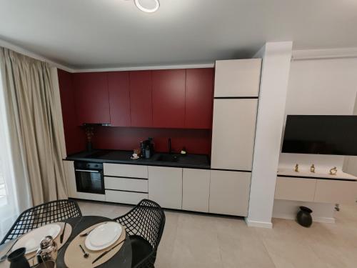 Η κουζίνα ή μικρή κουζίνα στο Yaya apartments pool and spa by Alezzi Odyssey