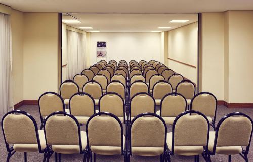 a row of chairs lined up in a room at Mercure Sao Caetano do Sul in São Caetano do Sul