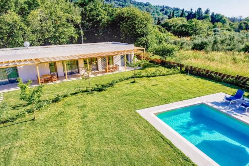 Bazén v ubytování Kumquart Guesthouse, 20 people, private pool nebo v jeho okolí
