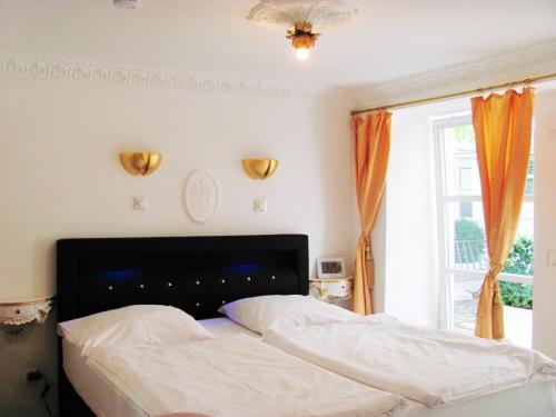 a bed in a bedroom with a large window at Apartment Storchenfärbe in Memmingen