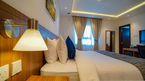 Postel nebo postele na pokoji v ubytování Duqm Express Hotel