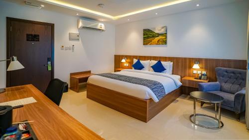 Postel nebo postele na pokoji v ubytování Duqm Express Hotel