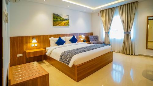 Postel nebo postele na pokoji v ubytování Duqm Express Hotel