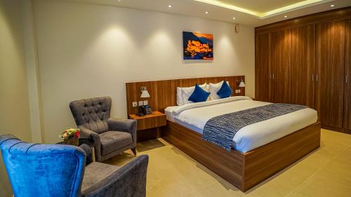 Postel nebo postele na pokoji v ubytování Duqm Express Hotel