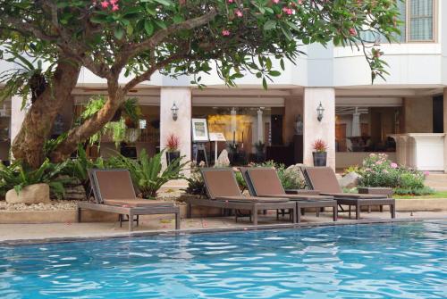 The Bayview Hotel Pattayaの敷地内または近くにあるプール