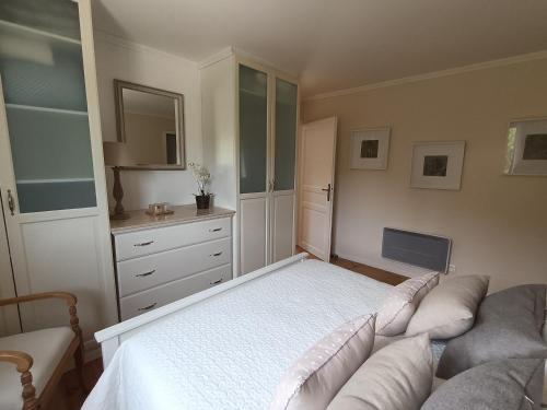 a bedroom with a bed and a couch at Le Charme des Bastides in Castelnau-de-Montmiral