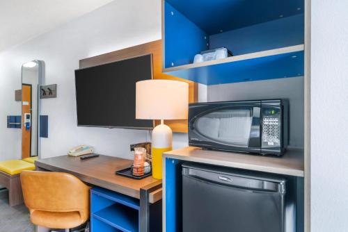 Кухня или мини-кухня в Comfort Inn & Suites Sheboygan I-43
