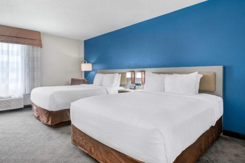 Кровать или кровати в номере Comfort Inn & Suites Sheboygan I-43