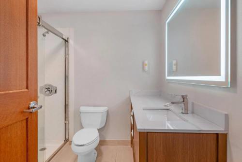 Ванная комната в Comfort Inn & Suites Sheboygan I-43