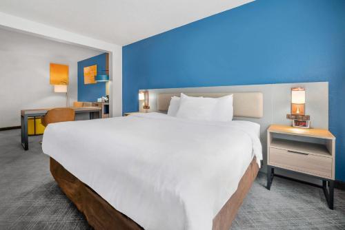Кровать или кровати в номере Comfort Inn & Suites Sheboygan I-43
