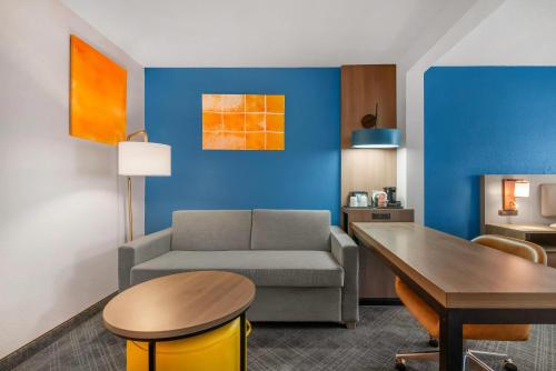Гостиная зона в Comfort Inn & Suites Sheboygan I-43