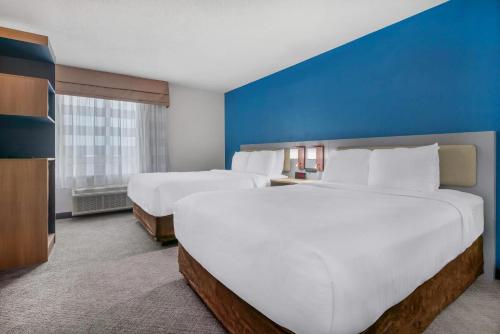 Кровать или кровати в номере Comfort Inn & Suites Sheboygan I-43