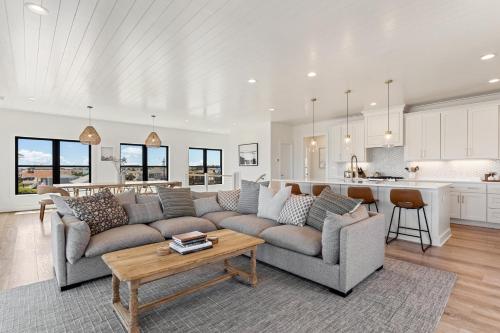 Una sala de estar con un sofá y una cocina. en 4007 - Bellahaven, en Kitty Hawk