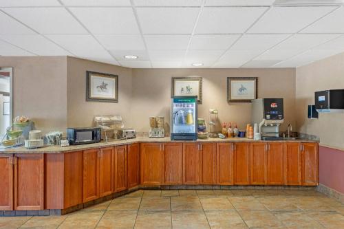un ristorante con distributore di bevande in camera di Quality Inn & Suites Wellington - Fort Collins a Wellington
