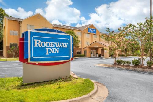 a sign in front of a road way inn at Rodeway Inn in Pensacola