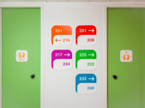 een deur met verschillende gekleurde ktopktop software erop bij hotelF1 Remiremont Saint Nabord in Saint-Nabord