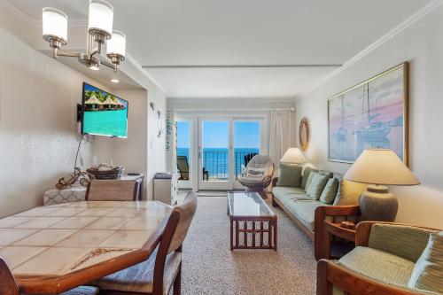 una sala de estar con un sofá y una mesa en DL303 - Herpy, en Nags Head
