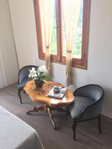 a room with two chairs and a table and a window at B.E.A. Maison in La Spezia