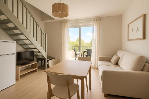 un salon avec un canapé et une table dans l'établissement Duplex T3 refait a neuf sur Cabourg 2h30 de paris, à Cabourg