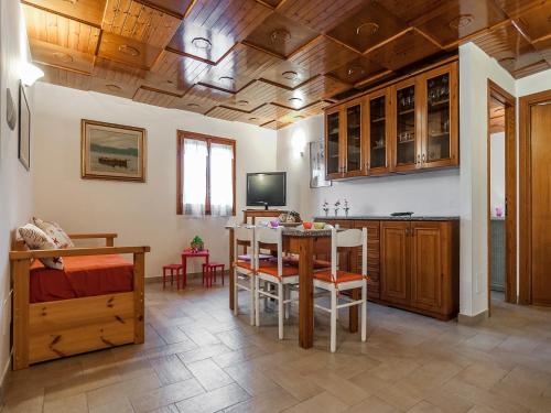 a kitchen and dining room with a table and chairs at Casa Vacanze Nikita in Sperlonga