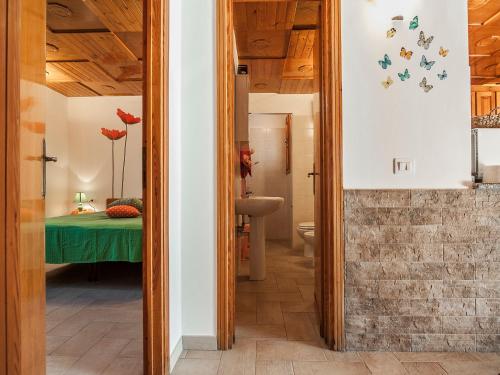 スペルロンガにあるCasa Vacanze Nikitaの緑のベッドが備わるベッドルームにつながる廊下