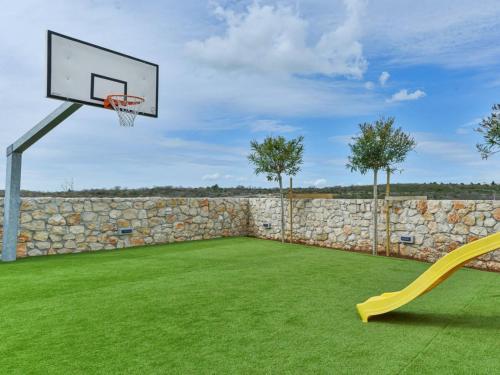 Ο χώρος παιχνιδιού για παιδιά στο RE with pool and spa Comfortable holiday residence