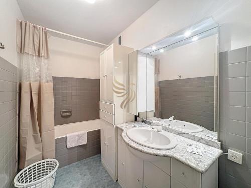 une salle de bain avec un lavabo et un miroir dans l'établissement T2 L'Etoile du Sud -4pers-plage, port 5 min wifi parking - CapitalChic Services Fréjus Plage, à Fréjus