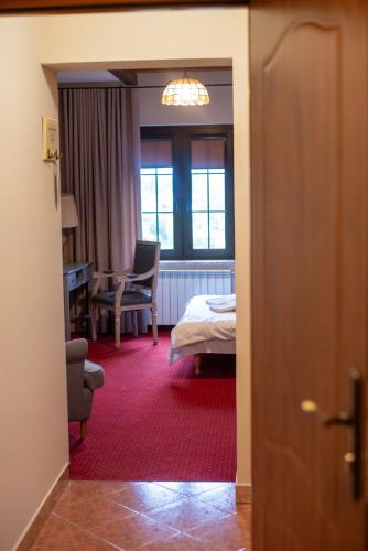 Ένα ή περισσότερα κρεβάτια σε δωμάτιο στο Hotel Restauracja Jaś Wędrowniczek