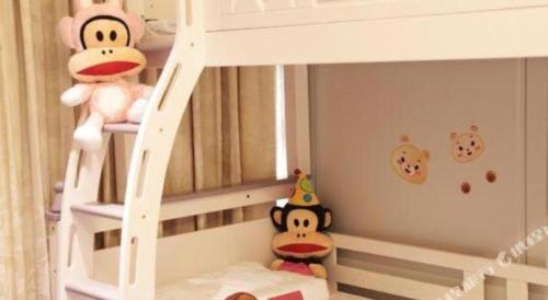 a bunk bed with two stuffed animals on the bottom bunk at Xian Jue Vu Hotel in Xi'an