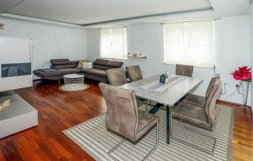 Posezení v ubytování 3 Bedroom Awesome Apartment In Secovlje