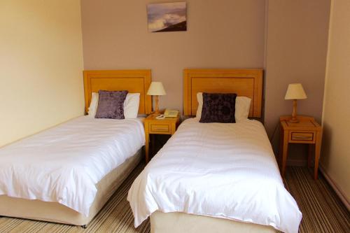 Postel nebo postele na pokoji v ubytování Achill Sound Hotel - Ostan Ghob A'Choire