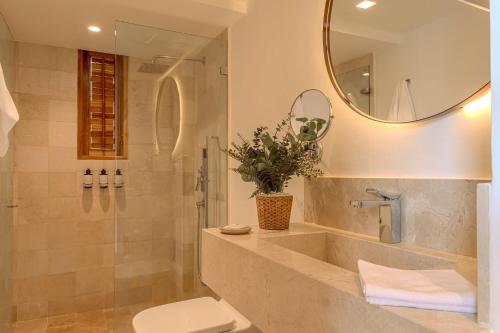 a bathroom with a shower and a sink and a toilet at Islawa Soy Local - Isla Privada in Baru
