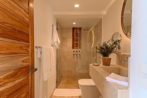 a bathroom with a shower and a toilet at Islawa Soy Local - Isla Privada in Baru