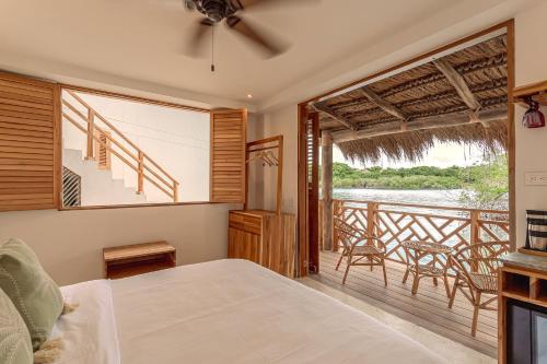 a bedroom with a bed and a balcony at Islawa Soy Local - Isla Privada in Baru