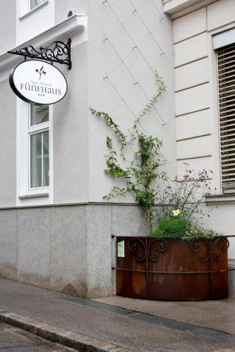 Fotografie z fotogalerie ubytování Hotel-Pension Fünfhaus ve Vídni
