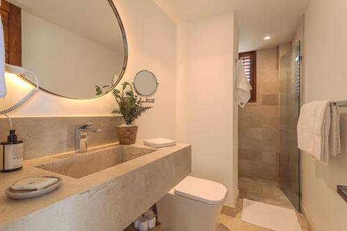 a bathroom with a sink and a mirror at Islawa Soy Local - Isla Privada in Baru