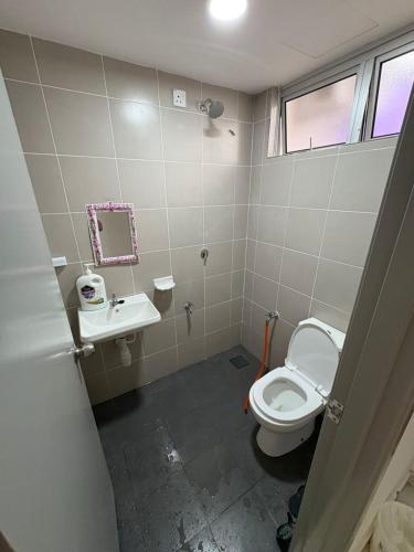 a bathroom with a toilet and a sink at Ittizan homestay, Alor Gajah in Kampong Jelatang