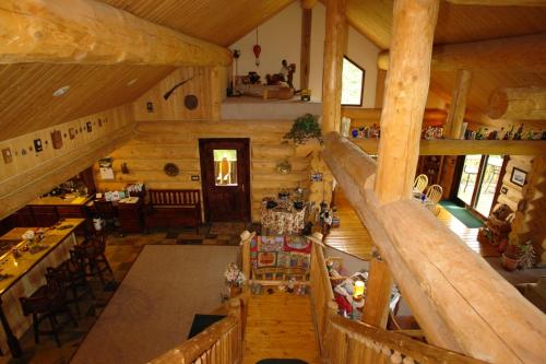 una vista aérea de una sala de estar en una cabaña de madera en The Garrison Inn a Montana Bed & Breakfast, en Kalispell