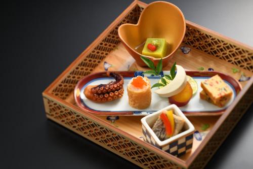 a model of a tray of food on a table at Yumoto Kissho in Osaki