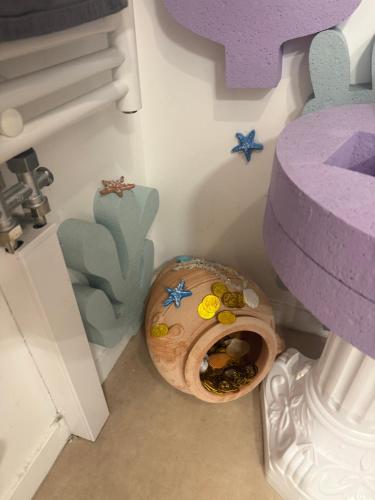 a toy room with a doughnut in the corner at La Belle et le Nooki in Meaux