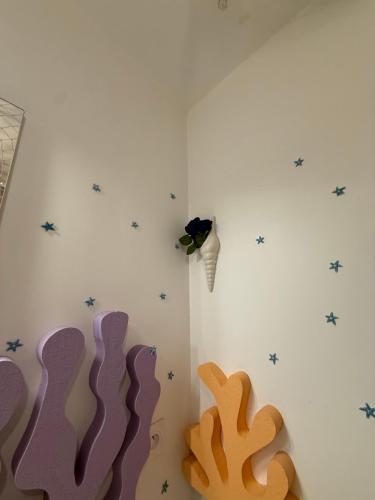 a room with paintings of animals on the wall at La Belle et le Nooki in Meaux