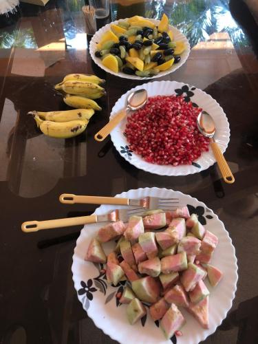 Makanan di atau berdekatan rumah tamu ini