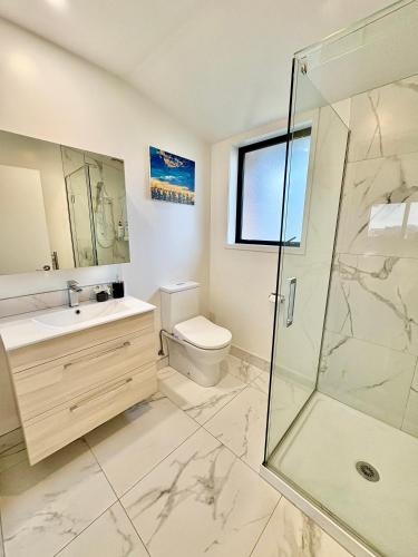 Ένα μπάνιο στο Close to Arena and one kilometer from Railway station onsite EV car park