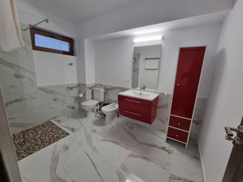a bathroom with a sink and a toilet and a mirror at EfoRooms - Apartamente si Camere moderne in Eforie Nord