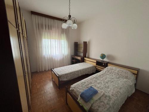 Altivoleにあるcasa Giovannaのベッドが2つと窓があるホテルの部屋